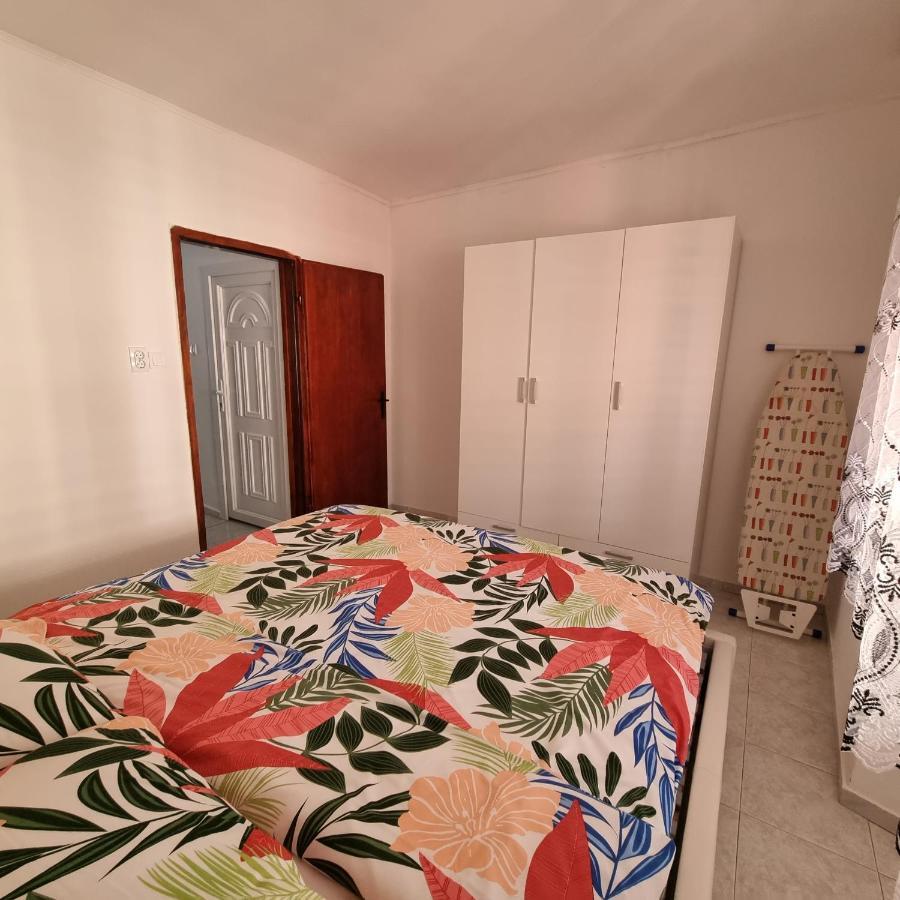 Apartman Dora With Sea View And Terrace Umago Esterno foto